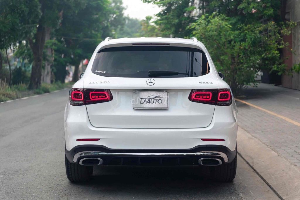 Mercedes GLC300 4Matic Model 2022 - Trắng/Đen. Mua bán Ô tô tại Quận 7 Tp Hồ Chí Minh được đăng bởi Thật Nguyễn LongAnh Auto hình 3