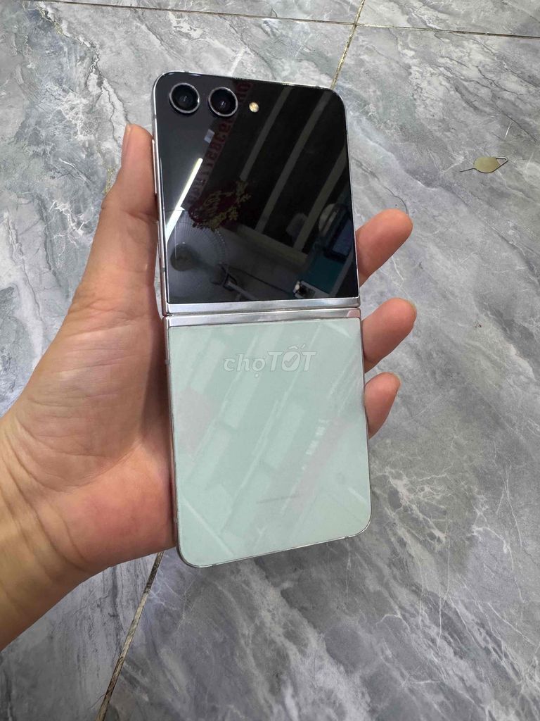 Z Flip5 256GB màn xước fim camera trước mờ xíu. Mua bán Điện thoại tại Quận 4 Tp Hồ Chí Minh được đăng bởi Phan Pha hình 1