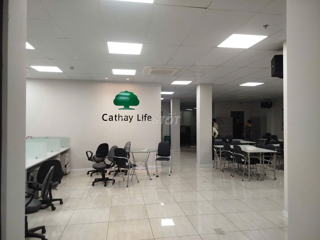 Cho thuê mặt băng văn phòng đã set up sẵn.  + giá thuê: 35tr/ tháng 