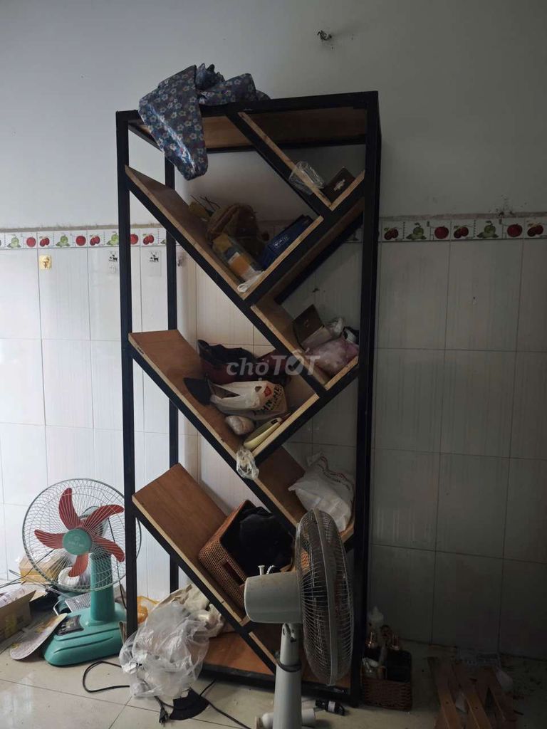 Kệ trưng bày gỗ nâu nhiều tầng. Mua bán Tủ, kệ gia đình tại Thị xã Phú Mỹ Bà Rịa - Vũng Tàu được đăng bởi Tâm hình 1