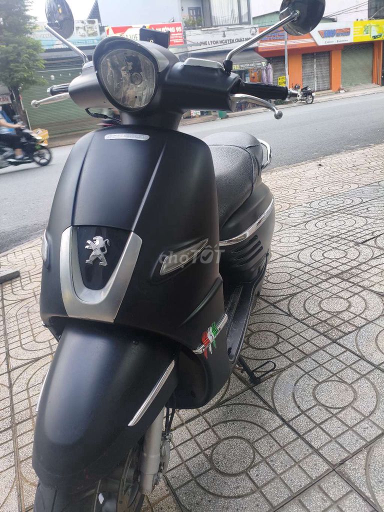 Черный Peugeot Django 2017 в оригинале