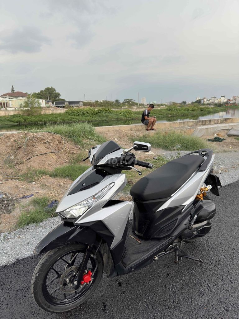 Honda Vario 2017 серебристо-черный скутер