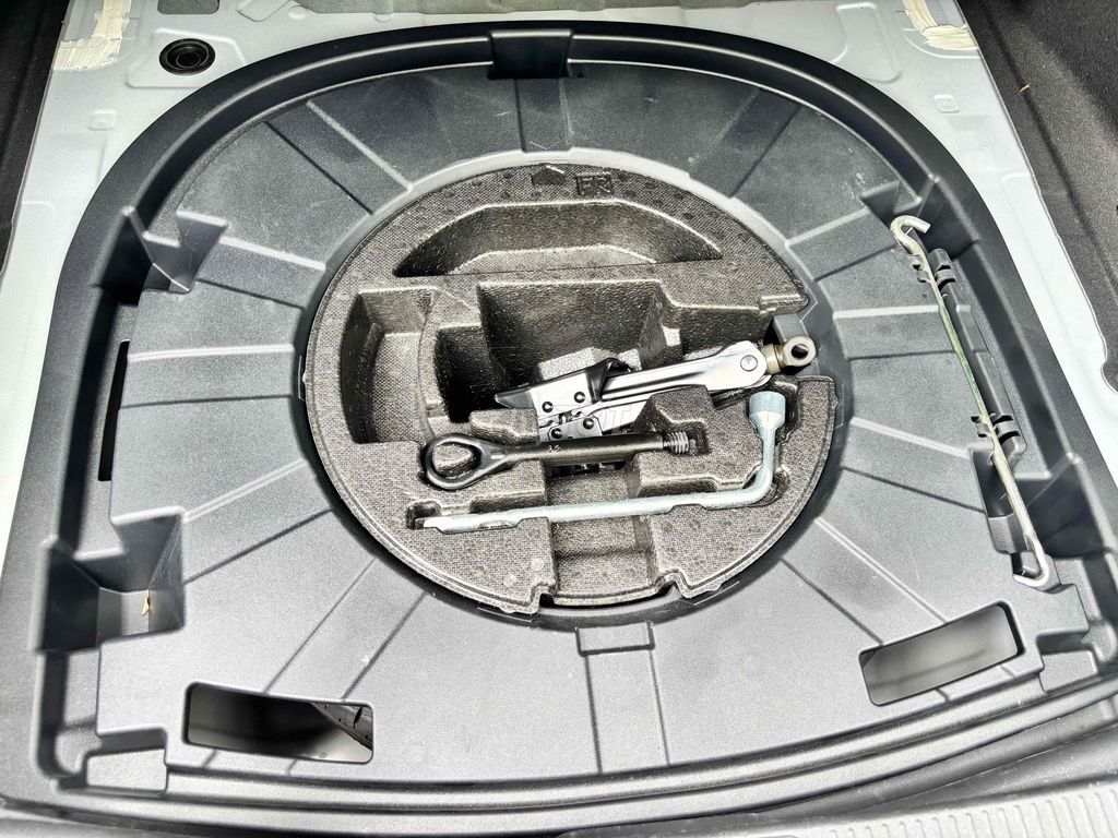 Toyota Camry 2023 2.5HV - 46821 km. Mua bán Ô tô tại Quận 7 Tp Hồ Chí Minh được đăng bởi Trần Kim Thanh hình 12