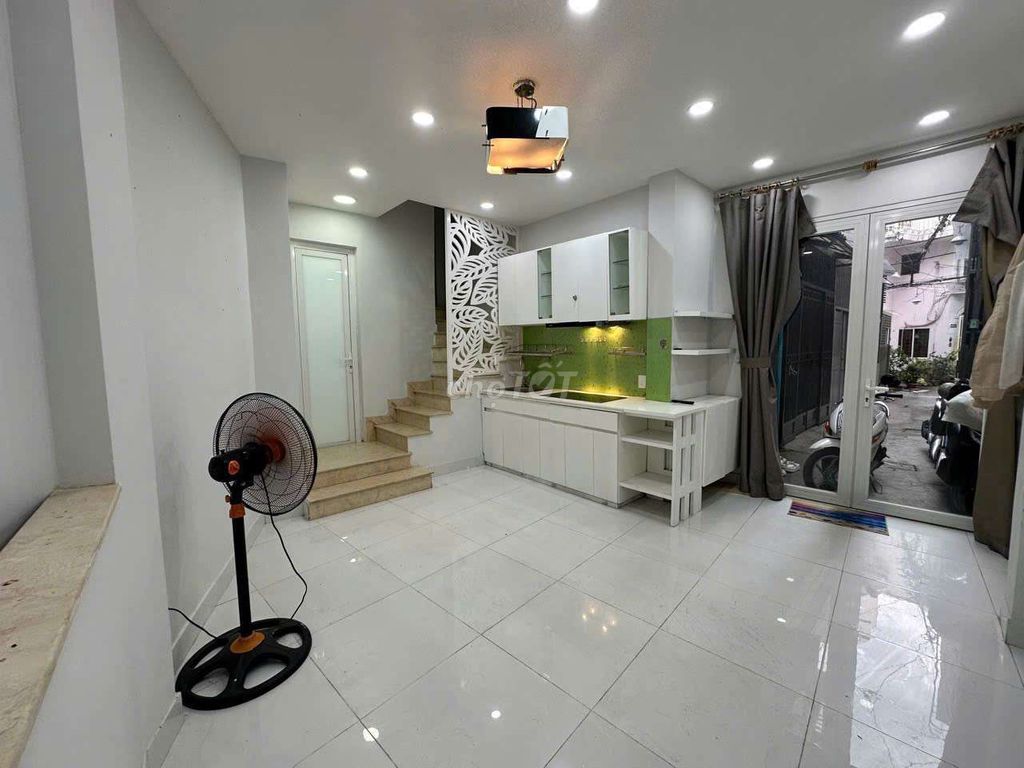 Rent · 2 bd · 32 м² · Quận Phú Nhuận, ул. Đường Nhiêu Tứ