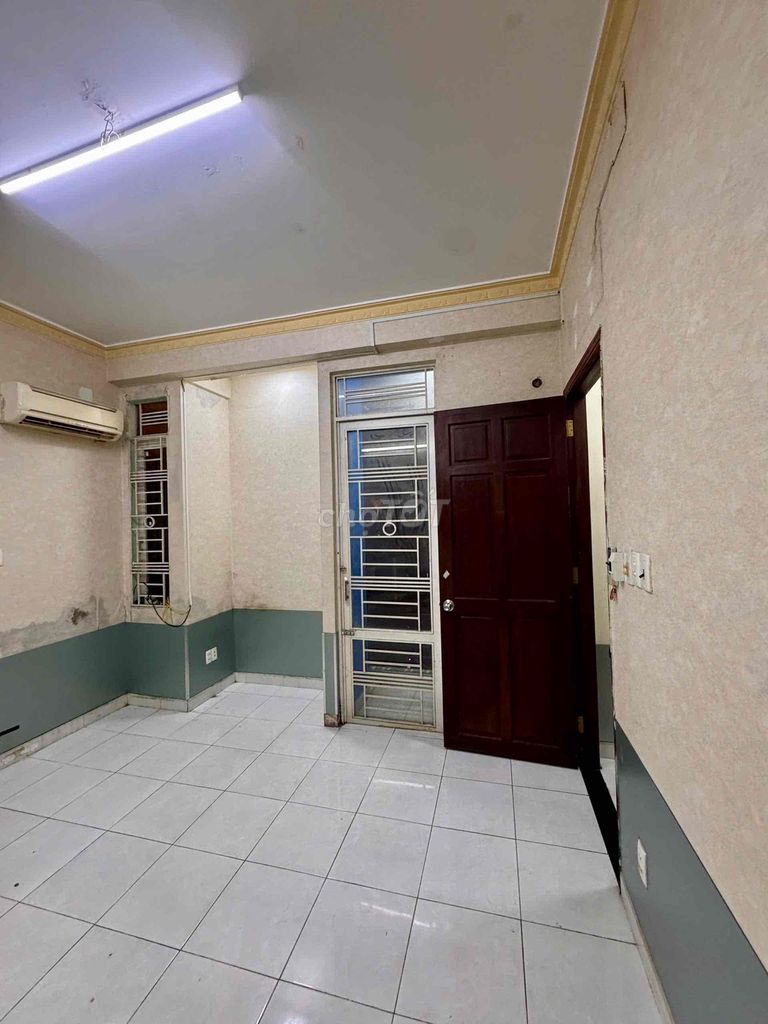 БАЛКОННАЯ КОМНАТА В АРЕНДУ, БОЛЬШАЯ ПЛОЩАДЬ