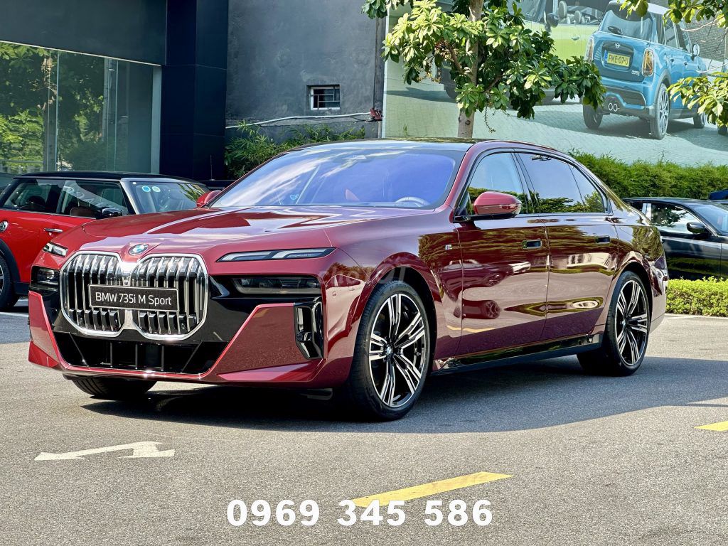 BMW 7 серия 735i Мспорт 2025 красный