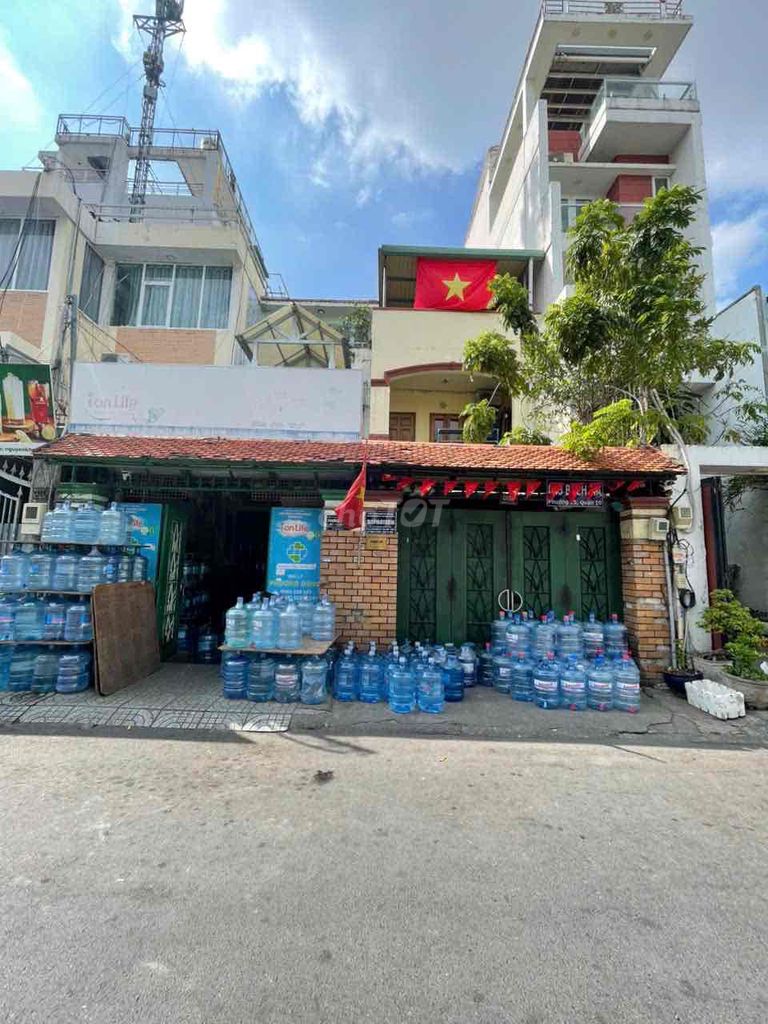 Аренда · 6 комн. · 200 м² · Quận 10, ул. Đường Bạch Mã