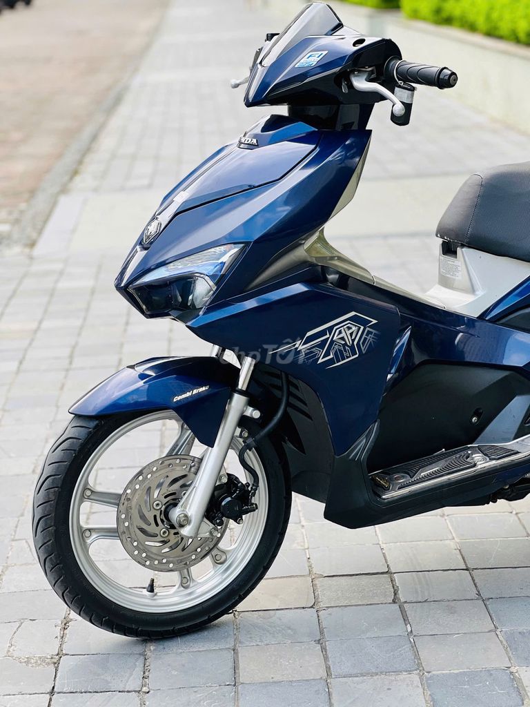 Синий скутер Honda Air Blade125-2019