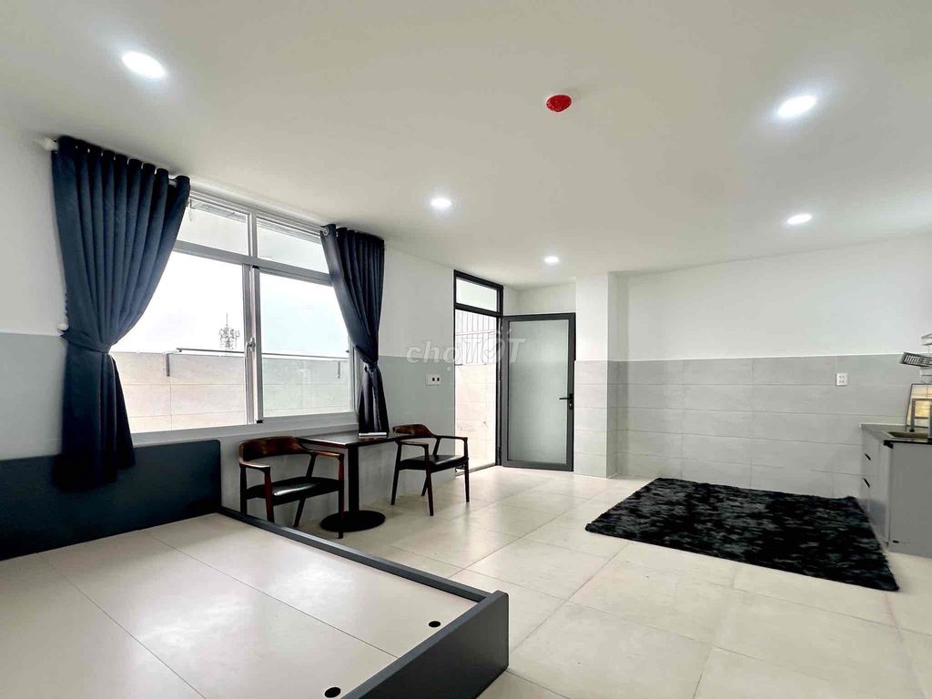 Phòng ban công, cửa sổ, mới xây