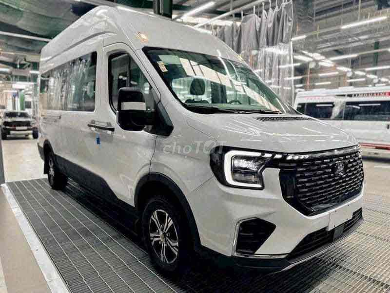 Ford Transit 16c màu trắng, xe sẵn giao ngay!