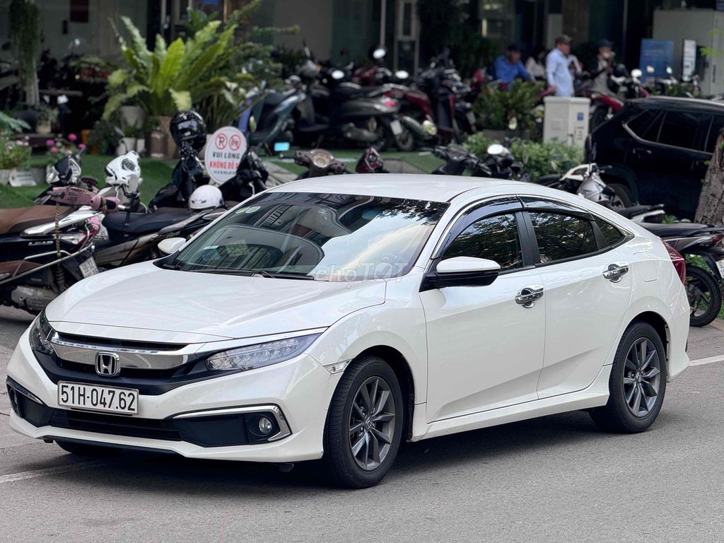 Honda Civic Белый АКПП 5 мест Бензин