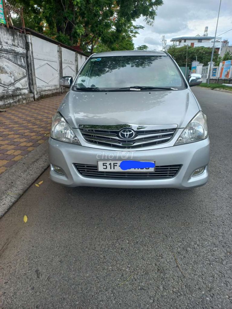 gia đinh cân ban môt xe toyota innova V đơi 2009