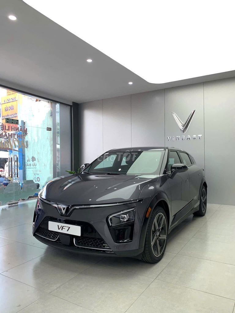 VinFast VF7 Plus 2025, серый, 22 000 км - ОЧЕНЬ НОВЫЙ HCMC