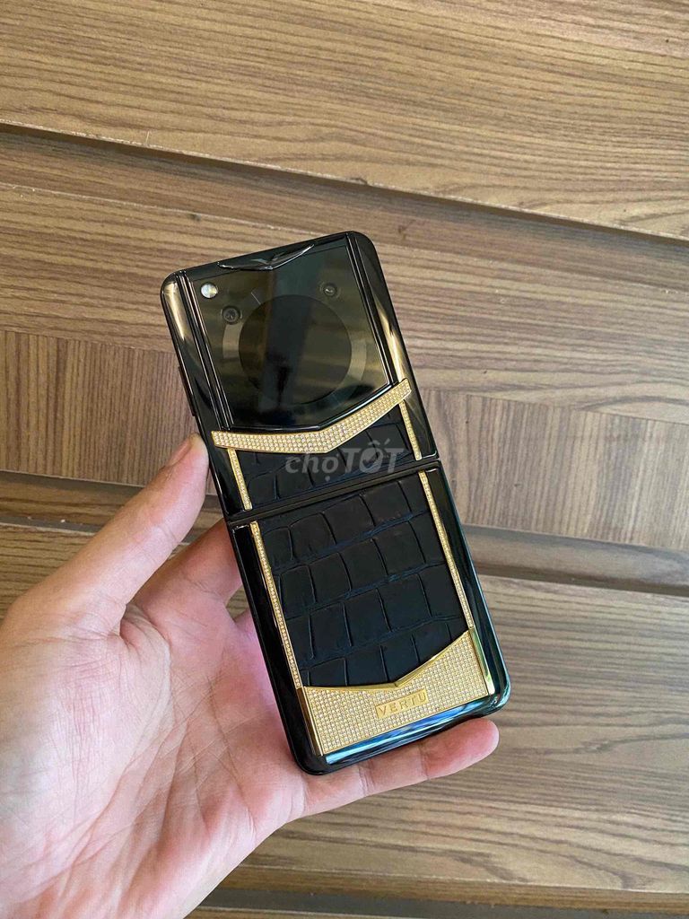 Vertu Iron Flip Da cá sấu Vàng Kim cương Đen. Mua bán Điện thoại tại Quận Cầu Giấy Hà Nội được đăng bởi Vũ Cường hình 1