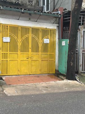Nhà mặt đường lớn, ô tô và xe công chạy thoải mái. Vị trí đẹp, vừa kin