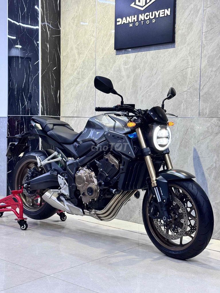 Honda CB650R 2023 серая 2 800 км
