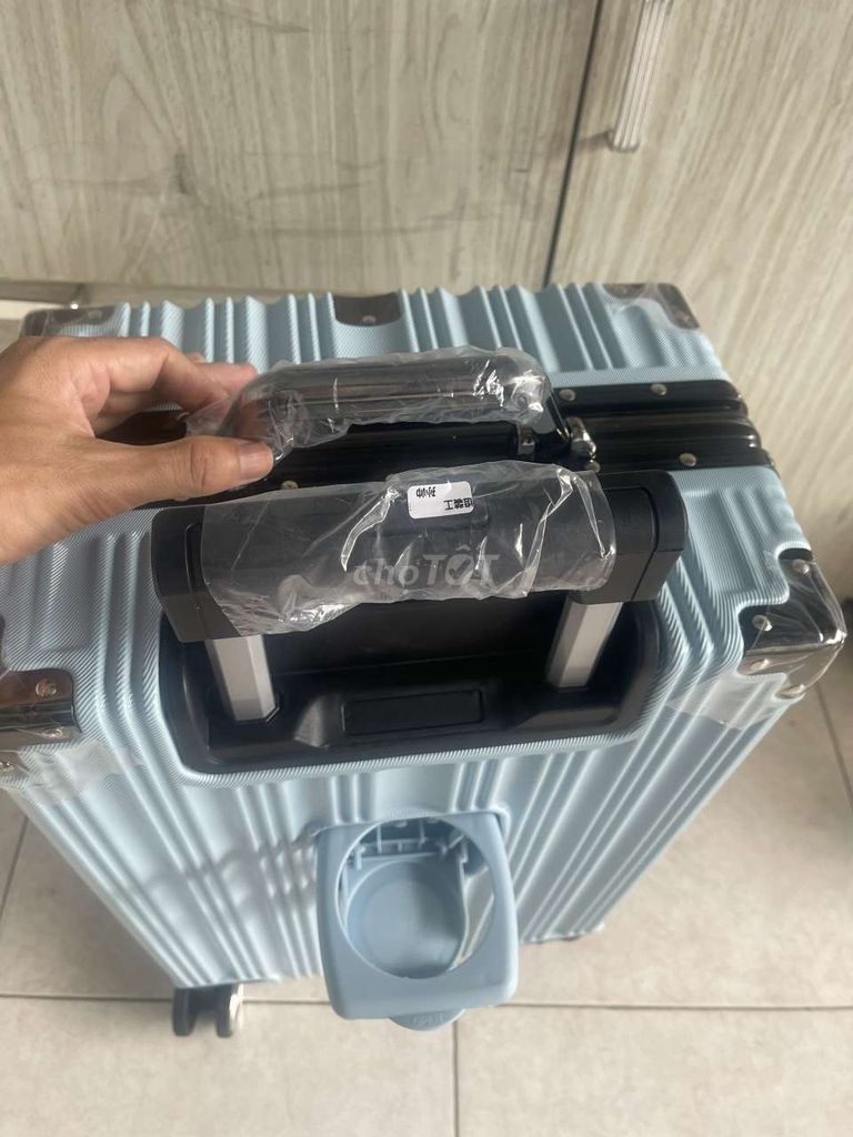 Vali kéo khung nhôm 20 inch xanh nhạt khoá số. Mua bán Túi xách tại Thành phố Biên Hòa Đồng Nai được đăng bởi TRÙM SỈ CAMERA WIFI hình 1