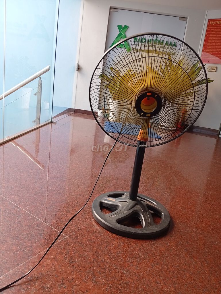 Quạt đứng màu Đen, Vàng. Mua bán Quạt tại Thị xã Sơn Tây Hà Nội được đăng bởi Tiến Hồ hình 1