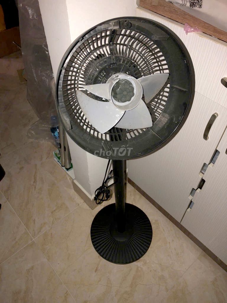 Quạt tích điện cột đứng DC Inverter Đen. Mua bán Quạt tại Huyện Nhà Bè Tp Hồ Chí Minh được đăng bởi Dang Lam Son hình 1
