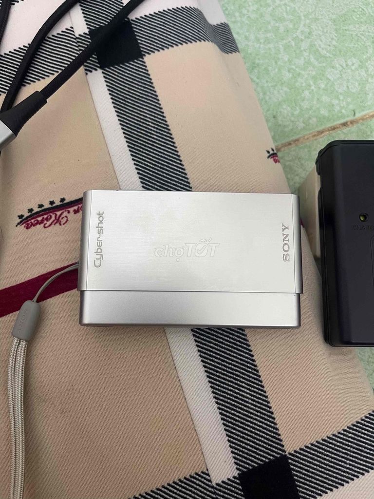 Máy ảnh Sony CyberShot Bạc. Mua bán Máy ảnh, Máy quay tại Thành phố Long Xuyên An Giang được đăng bởi austintran hình 1