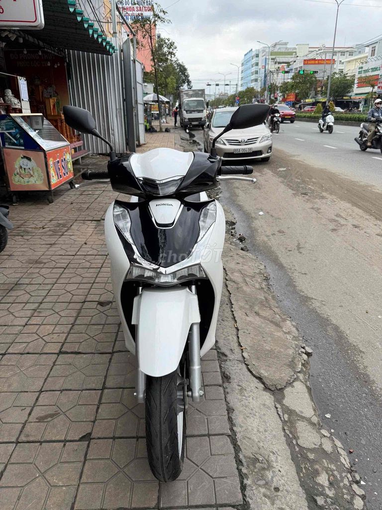 Honda SH 160 ABS 2024 Trắng 5700 km. Mua bán Xe máy tại Quận Ninh Kiều Cần Thơ được đăng bởi Cửa hàng Hoà Hiệp II  hình 3
