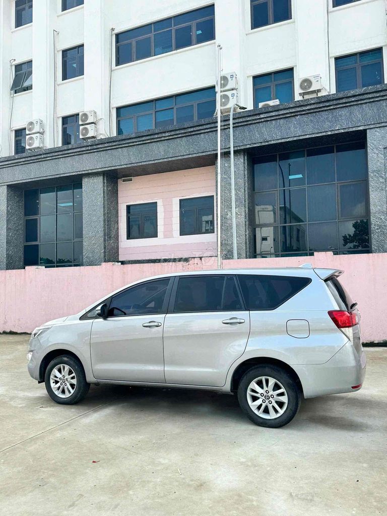 Toyota Innova 2.0E Số sàn 2019 Ghi bạc biển 30/F