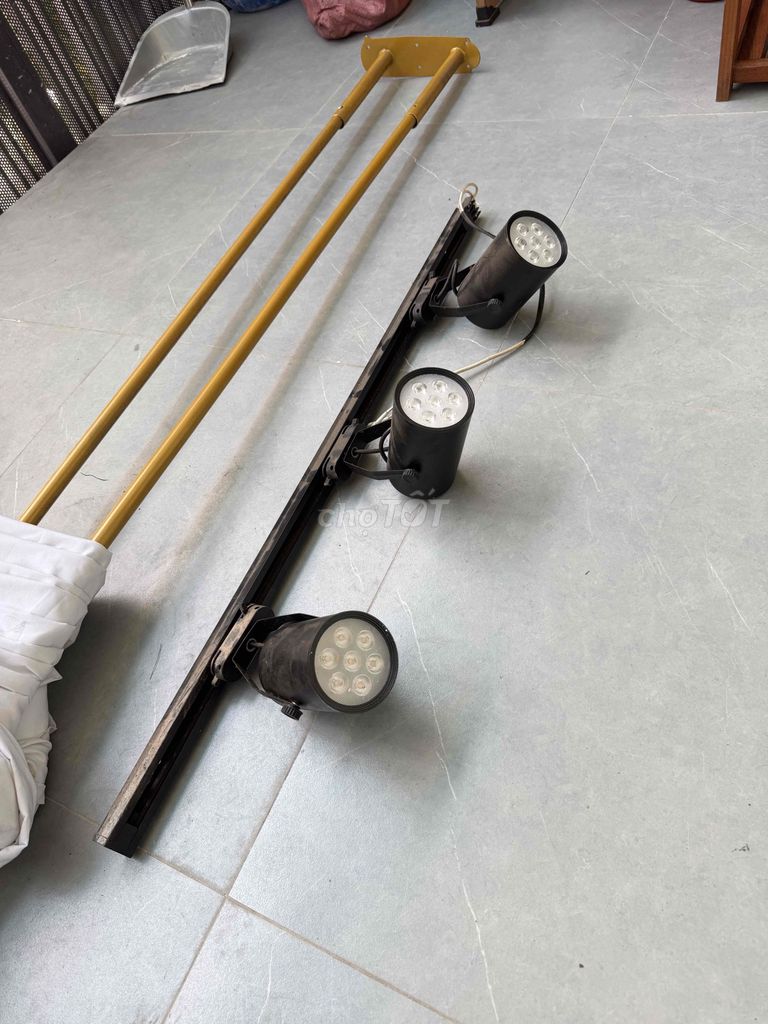 Đèn rọi ray Kim loại Đen Hiện đại. MÀU VÀNG NẮNG. Mua bán Đèn tại Quận 8 Tp Hồ Chí Minh được đăng bởi zens hình 1