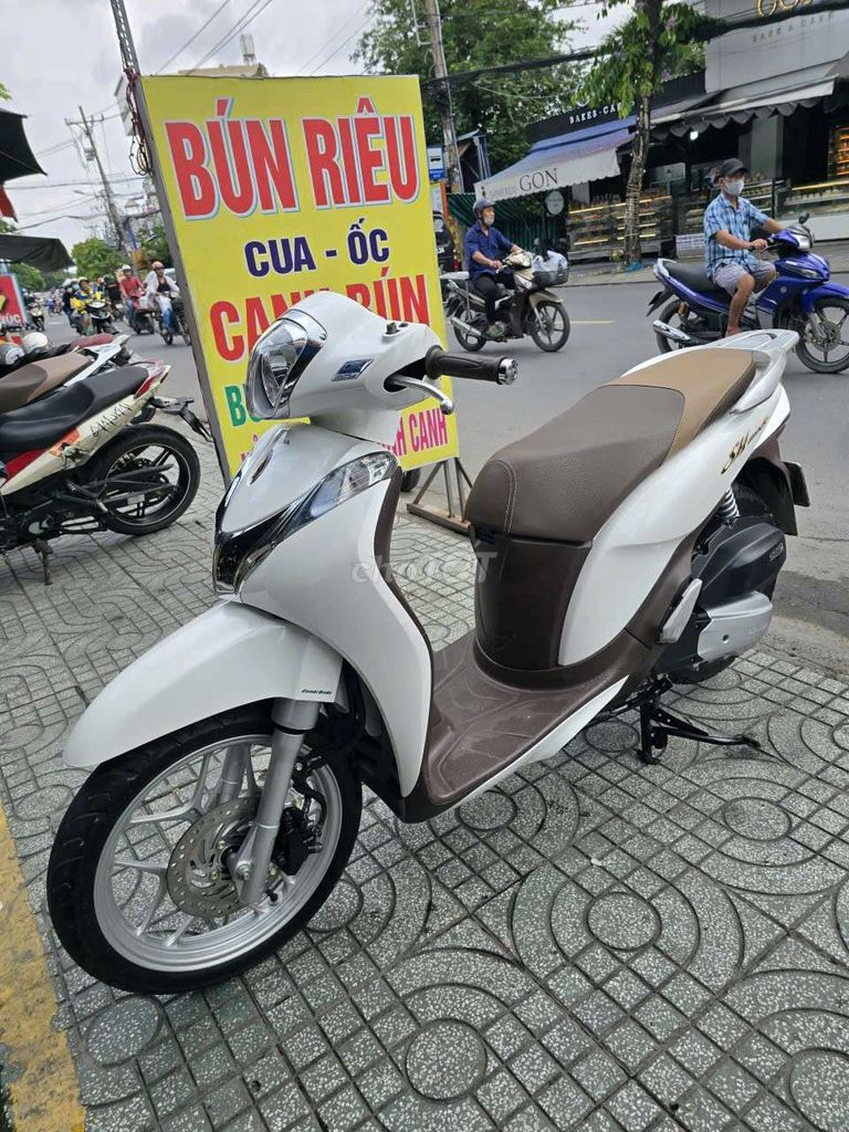 Sh mode 2017,khóa ga,xe lướt 15k,vỏ theo xe,xe đẹp. Mua bán Xe máy tại Huyện Hóc Môn Tp Hồ Chí Minh được đăng bởi                    CẦM ĐỒ TÍN PHÁT hình 2