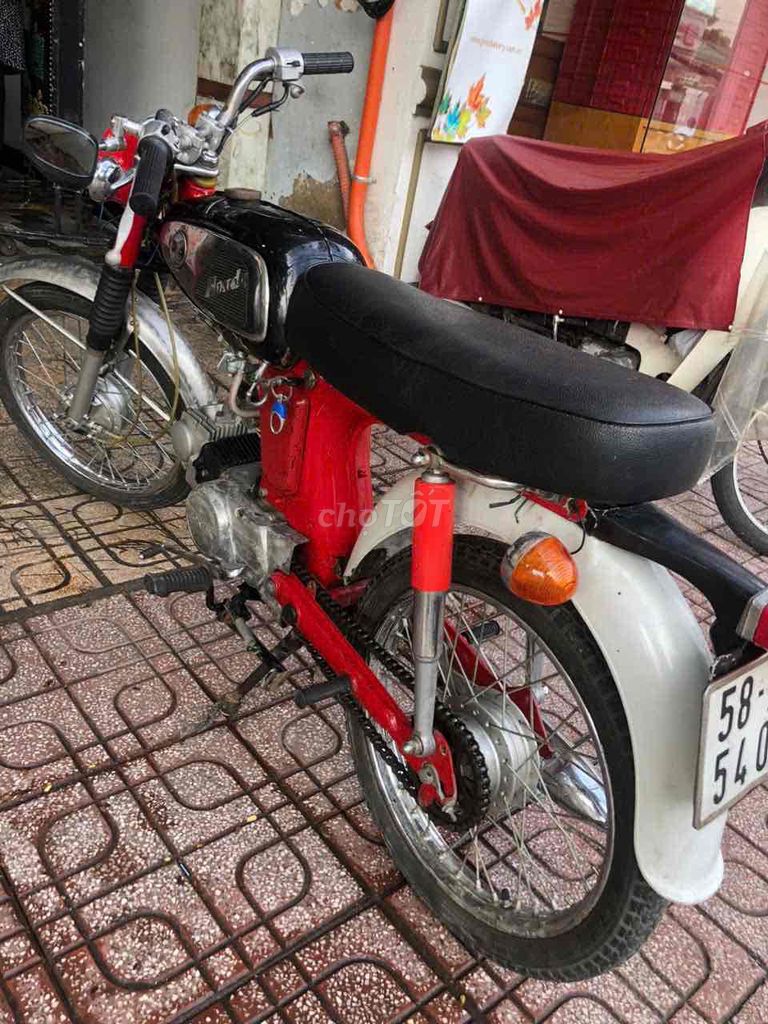 Классический мотоцикл Honda 67 красного цвета