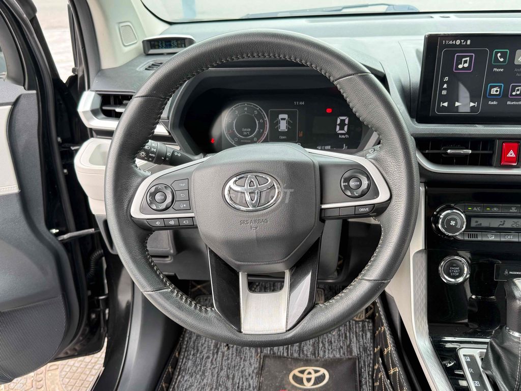 Toyota Veloz 1.5 TOP 2023 чёрный 79000 км