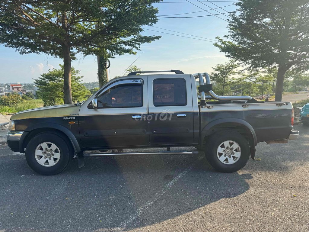 Форд Рейнджер XLT 2,5 л 4x4 MT 2004 Черное золото