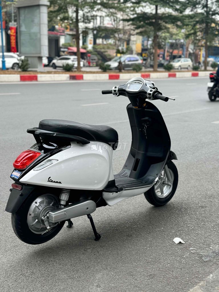 Vespa trắng bình lướt, đủ giấy tờ,có trả góp