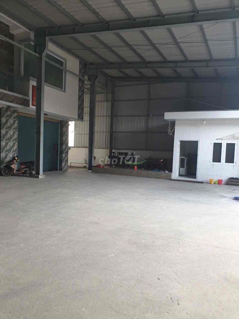 MẶT TIỀN KHO XƯỞNG  + VP ( 1,100m2 ) BẾN LỨC