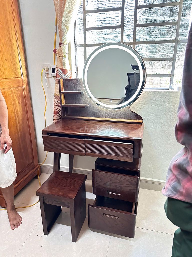 tủ kệ trưng bày kèm đèn led. Mua bán Tủ, kệ gia đình tại Quận Liên Chiểu Đà Nẵng được đăng bởi Salon gỗ Hoa Hùng hình 1