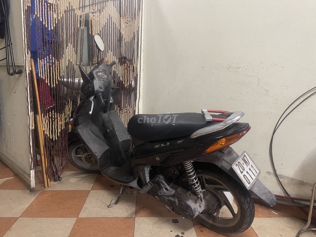 Черный скутер Honda Click