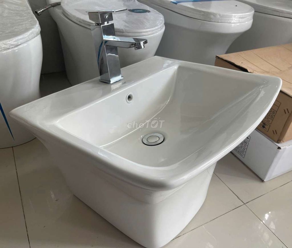 LAVABO VUÔNG TREO TƯỜNG KÈM VÒI VUÔNG NÓNG LẠNH