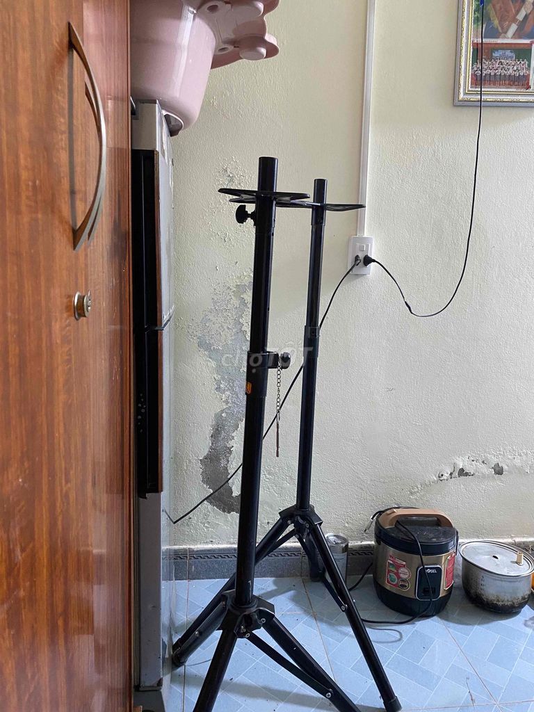 Chân đỡ loa kim loại Đen Mới. Mua bán Tivi, Âm thanh tại Huyện Quốc Oai Hà Nội được đăng bởi Hữu Tuấn hình 1