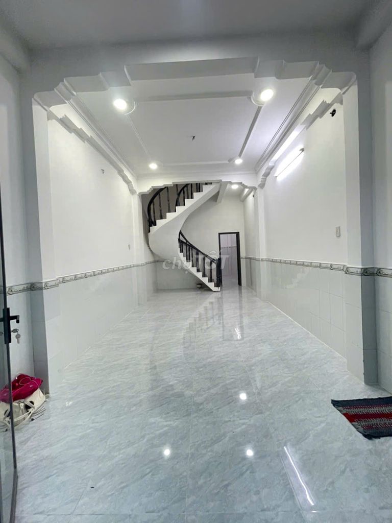 Фасадный дом Hoang Xuan Nhi в аренду, 4 этажа, 6 комнат/6 туалетов, многосекторный дом