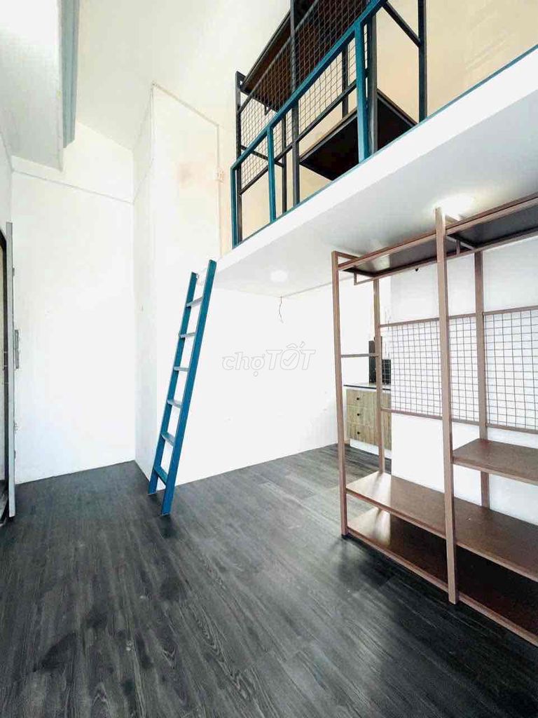 GÁC BAN CÔNG SÁT BÊN CÔNG VIÊN PHẦN MỀM, CẦU VƯỢT TÂN THỚI HIỆP