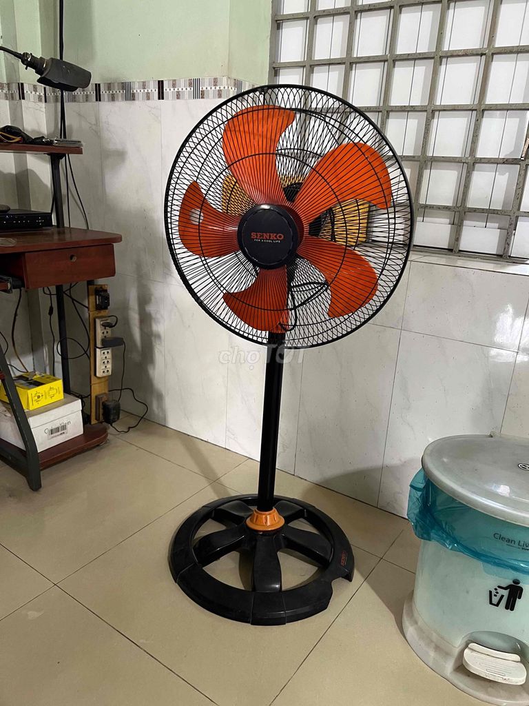 Quạt đứng Senko Cam, Đen lỗi quay chậm. Mua bán Quạt tại Thành phố Biên Hòa Đồng Nai được đăng bởi NGÔ GIANG SƠN hình 1