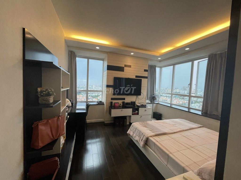 căn hộ Sunrise City South 3 phòng ngủ 162m2 có ban công, bán 8.3tỷ