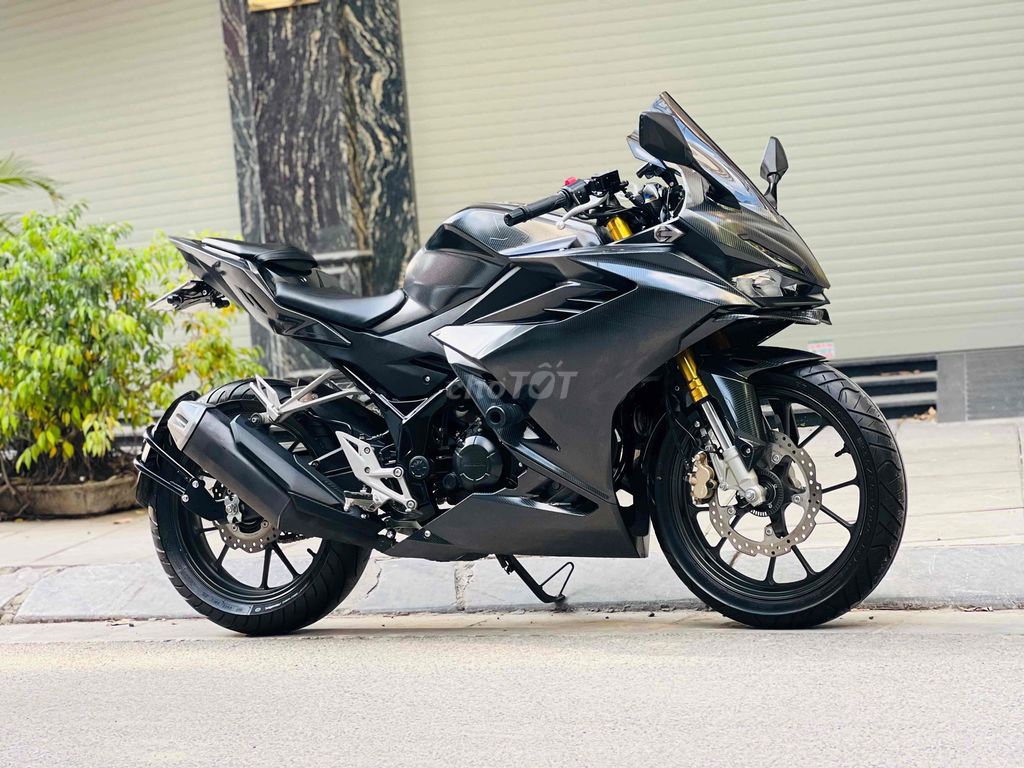 Honda CBR 150R date 2022-Xe lướt mới chính chủ