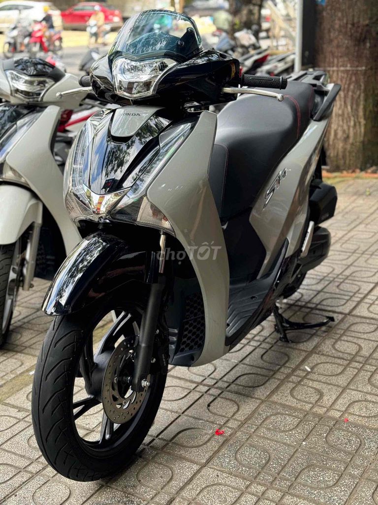Honda SH 2018 Xám xi măng. Mua bán Xe máy tại Thành phố Buôn Ma Thuột Đắk Lắk được đăng bởi Ngô quốc Việt  hình 2
