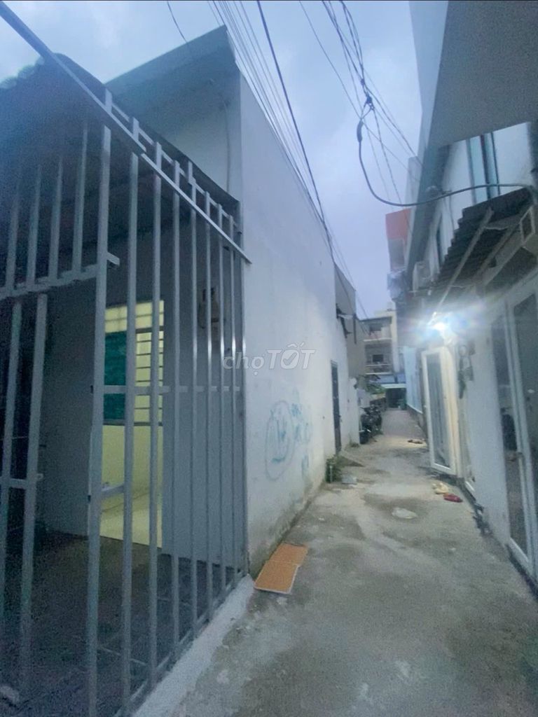 Разрушенный дом на Нгуен Ван Куа, 2 фасада в переулке, 855 млн, вся земля жилая, есть свидетельство