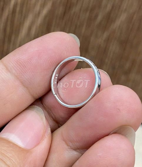 Nhẫn bạc Nữmạvàng trắng,form nhỏ,hoạ tiết tối giản. Mua bán Phụ kiện thời trang khác tại Quận 3 Tp Hồ Chí Minh được đăng bởi Hàng hiệu Secondhand hình 6