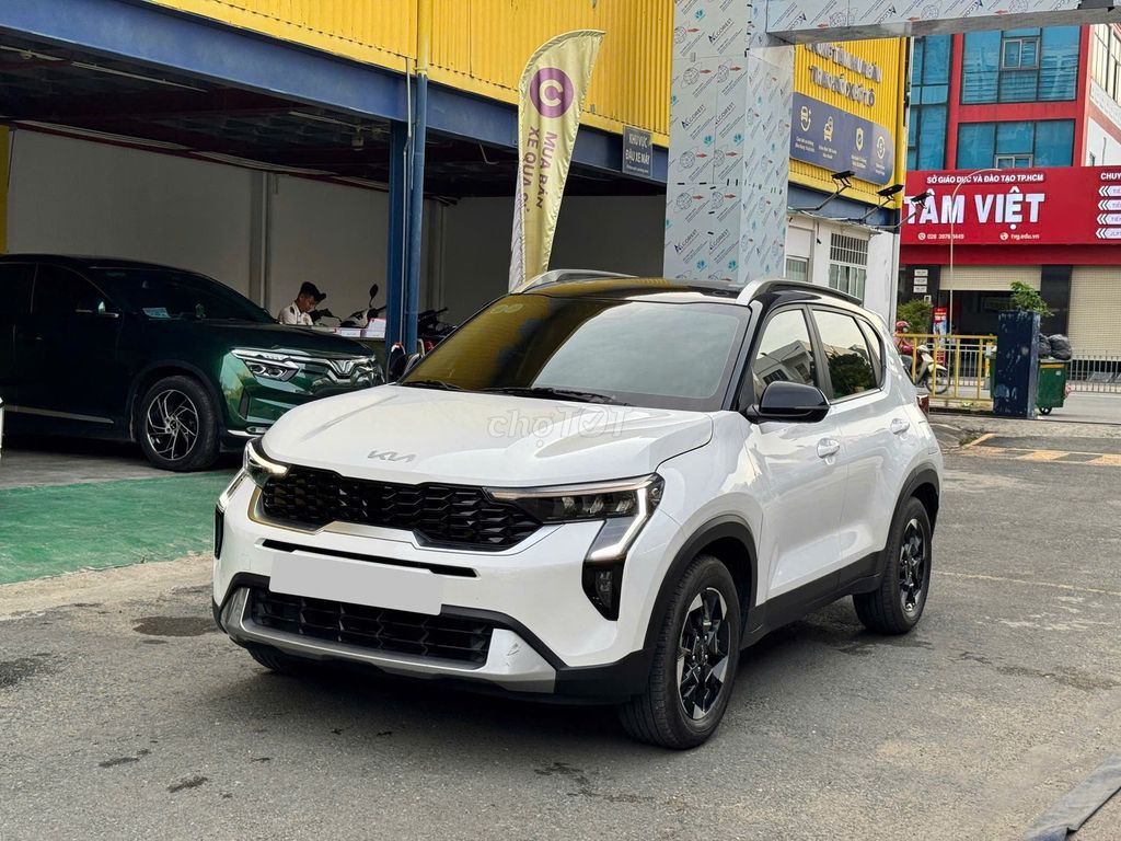 KIA Sonet 2024 1.5 Premium Белый 27 000 км