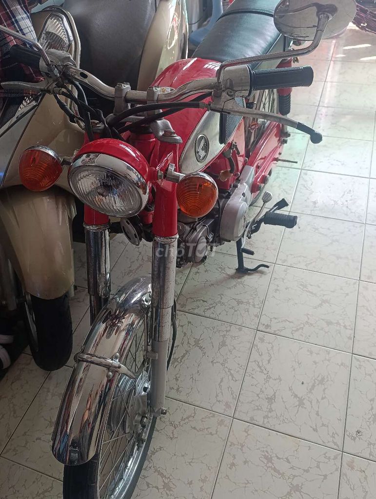 Красная Honda 67, 4-ступенчатая, экономичная