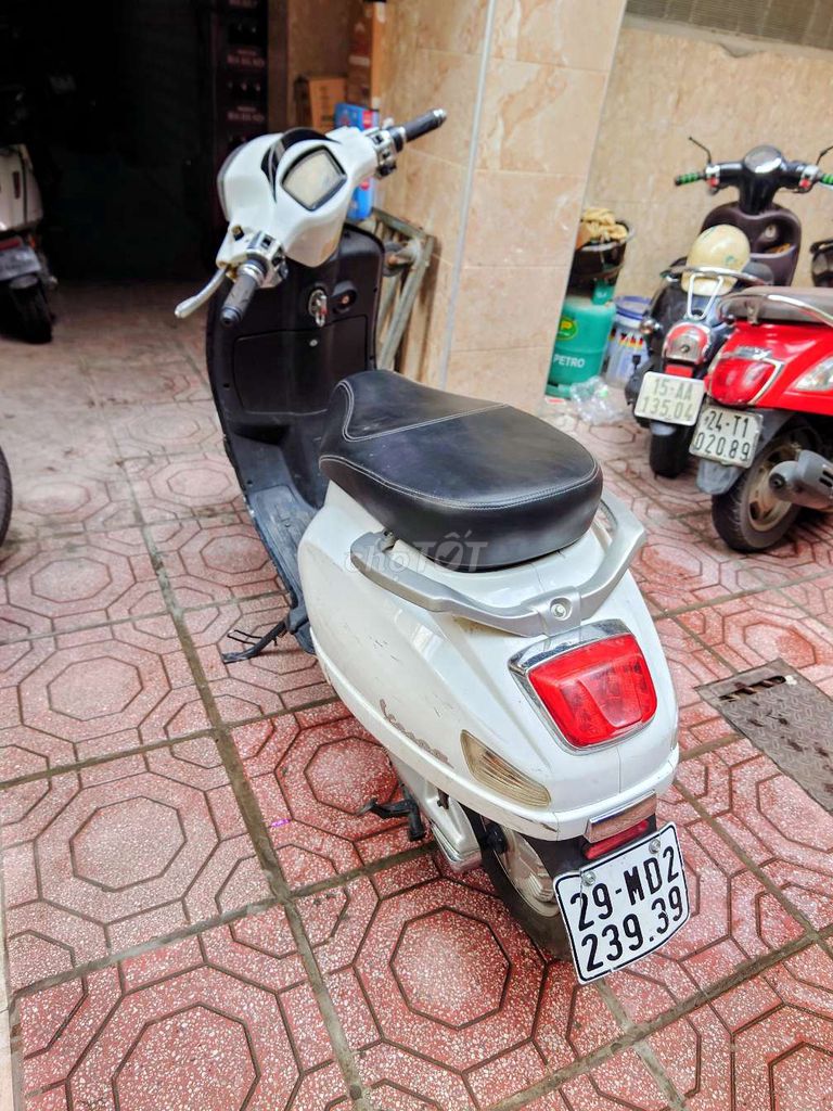 Thanh lý xe điện Vespa trắng mới thay ắc quy. Mua bán Xe điện tại Quận Thanh Xuân Hà Nội được đăng bởi Nam hình 3
