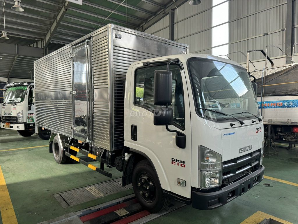 Xe Tải ISUZU 1T9 Thùng Kín 4m3 EROU5 Mới 2025 Góp