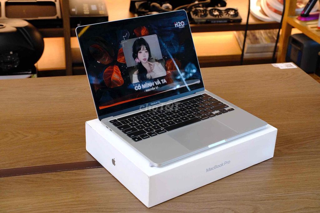 MacBook Pro M2 13 inch 8/256 99% đẹp fullbox. Mua bán Laptop tại Quận Bình Thạnh Tp Hồ Chí Minh được đăng bởi Vân Anh 2Tech House hình 1